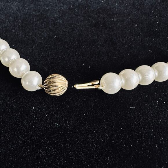 Faux Pearl Vintage Necklace Upcycled with a Pendant of Mother Mary. - Picture 5 of 5